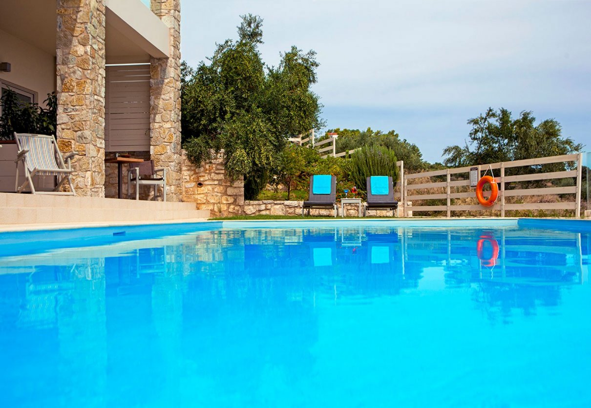 shared_pool_for_deluxe_rooms_suites